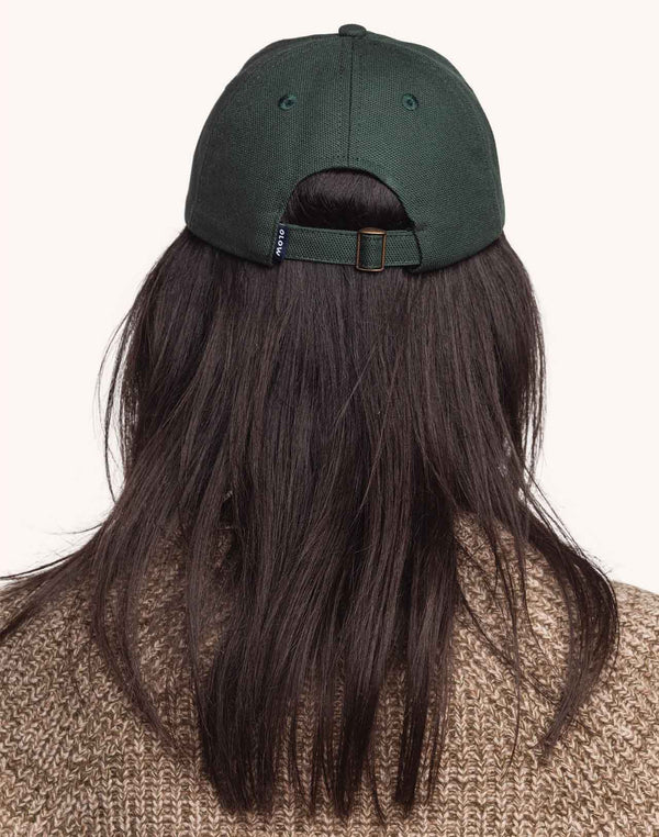 OLOW Stanton Six-Panel Cap in Lärchengrün und Braun – getragen, Rückansicht