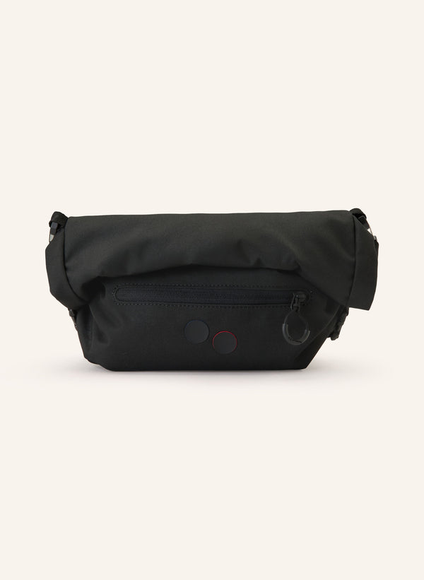 pinqponq Aksel Pure Black Crossbody Bag Frontansicht