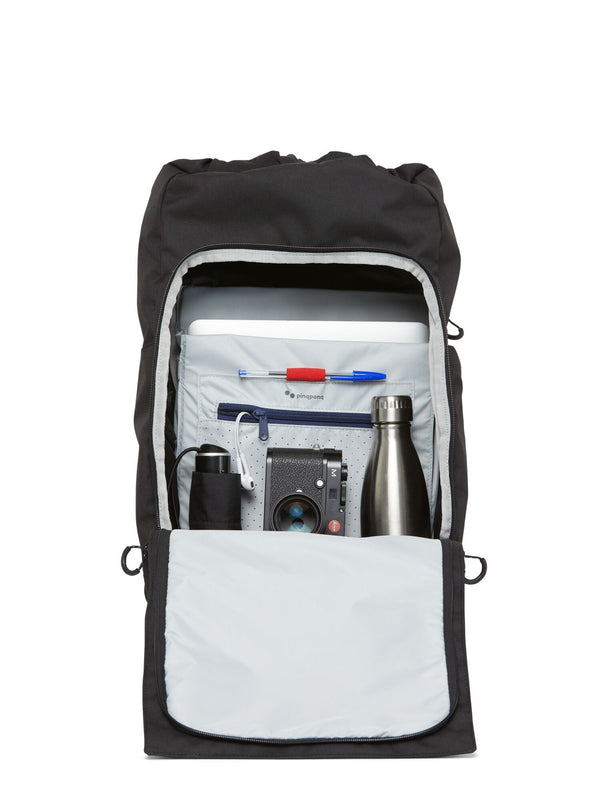 pinqponq Kalm Rooted Black Rucksack geöffnet