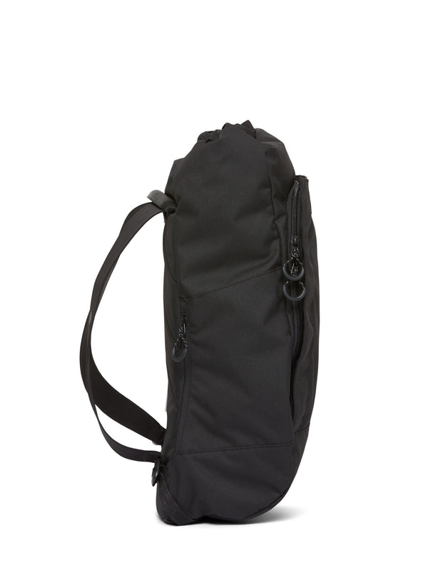 pinqponq Kalm Rooted Black Rucksack Seitenansicht
